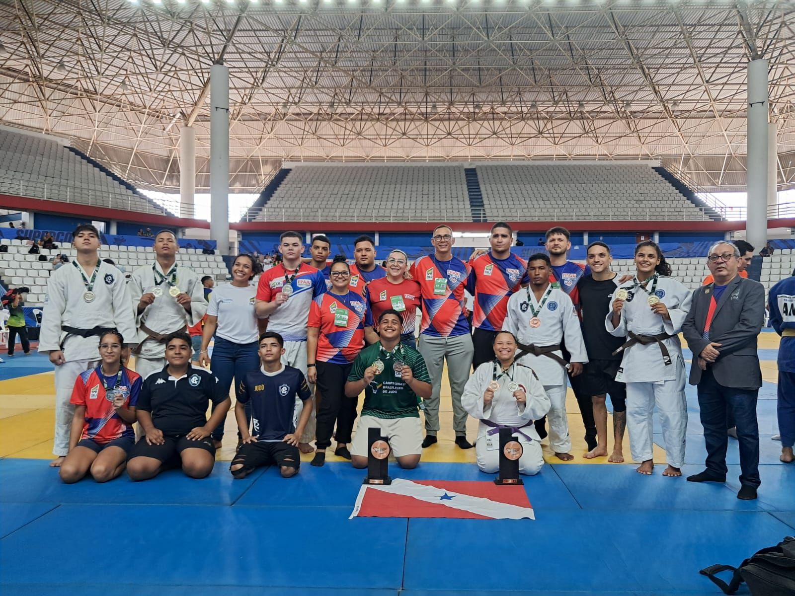 Delegação paraense reunida no tatame com medalhas do Campeonato Brasileiro