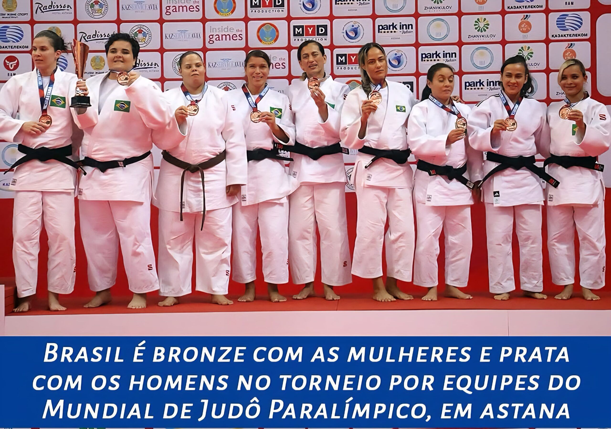 Equipe brasileira no pódio com medalhas e troféu