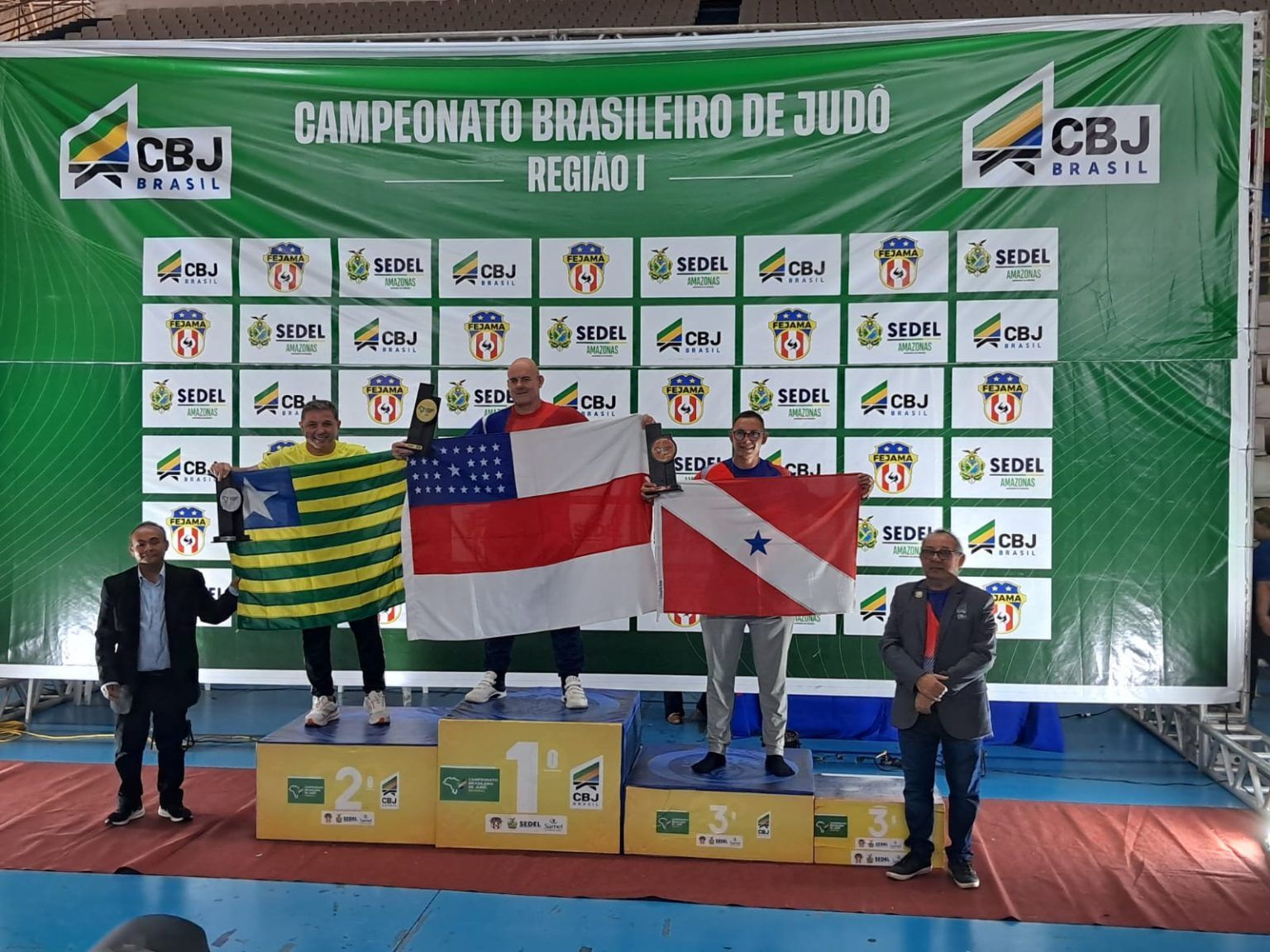Pódio do Campeonato Brasileiro Região I com atleta segurando a bandeira do Pará